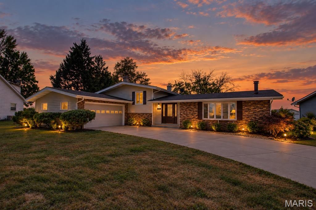 Image 2 of property listing at 24535 Us Highway 67, Jerseyville, IL 62052