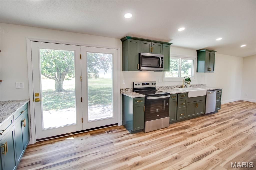 Image 12 of property listing at 24535 Us Highway 67, Jerseyville, IL 62052