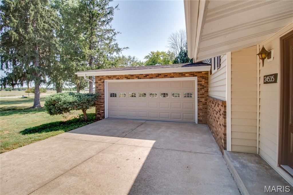 Image 3 of property listing at 24535 Us Highway 67, Jerseyville, IL 62052
