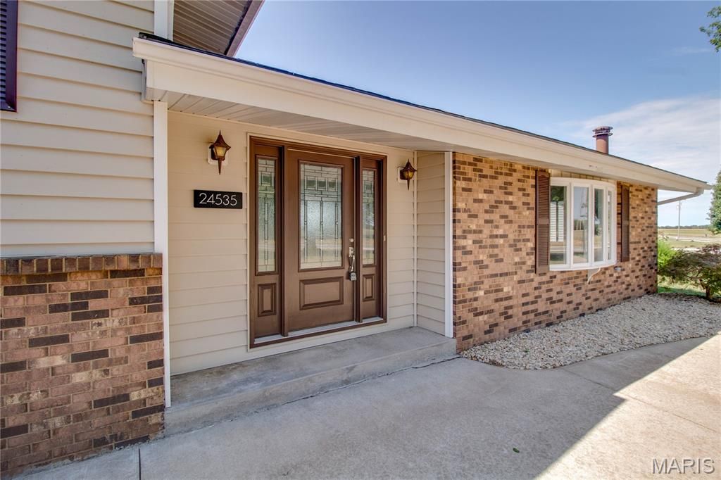Image 4 of property listing at 24535 Us Highway 67, Jerseyville, IL 62052