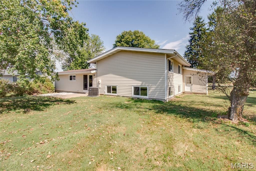 Image 40 of property listing at 24535 Us Highway 67, Jerseyville, IL 62052