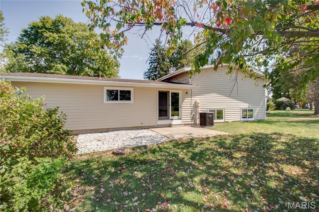 Image 41 of property listing at 24535 Us Highway 67, Jerseyville, IL 62052