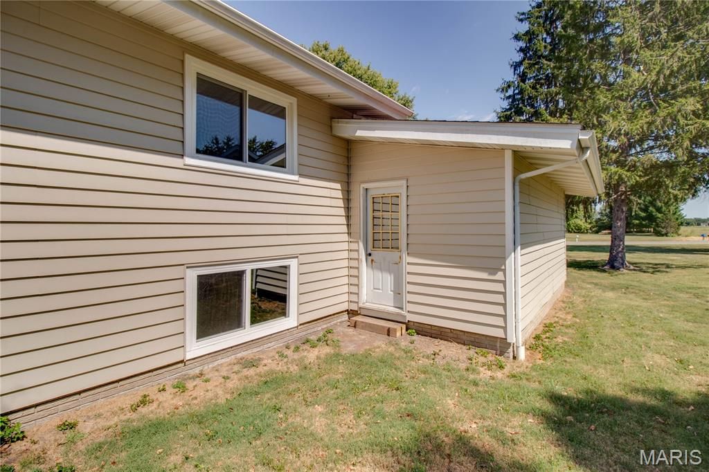 Image 42 of property listing at 24535 Us Highway 67, Jerseyville, IL 62052