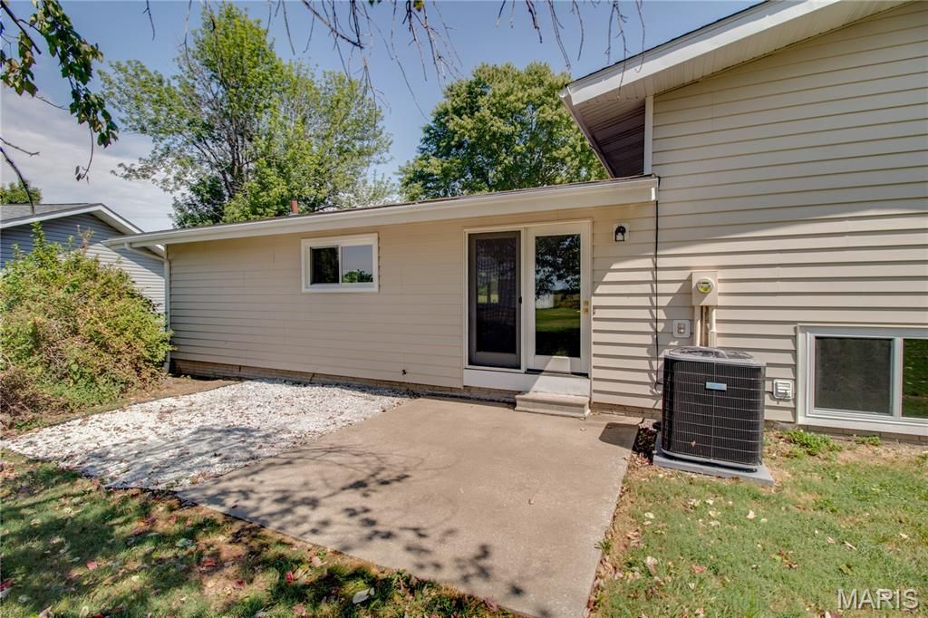 Image 43 of property listing at 24535 Us Highway 67, Jerseyville, IL 62052