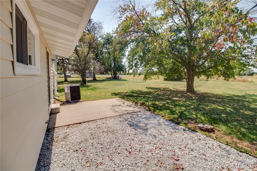 Image 44 of property listing at 24535 Us Highway 67, Jerseyville, IL 62052