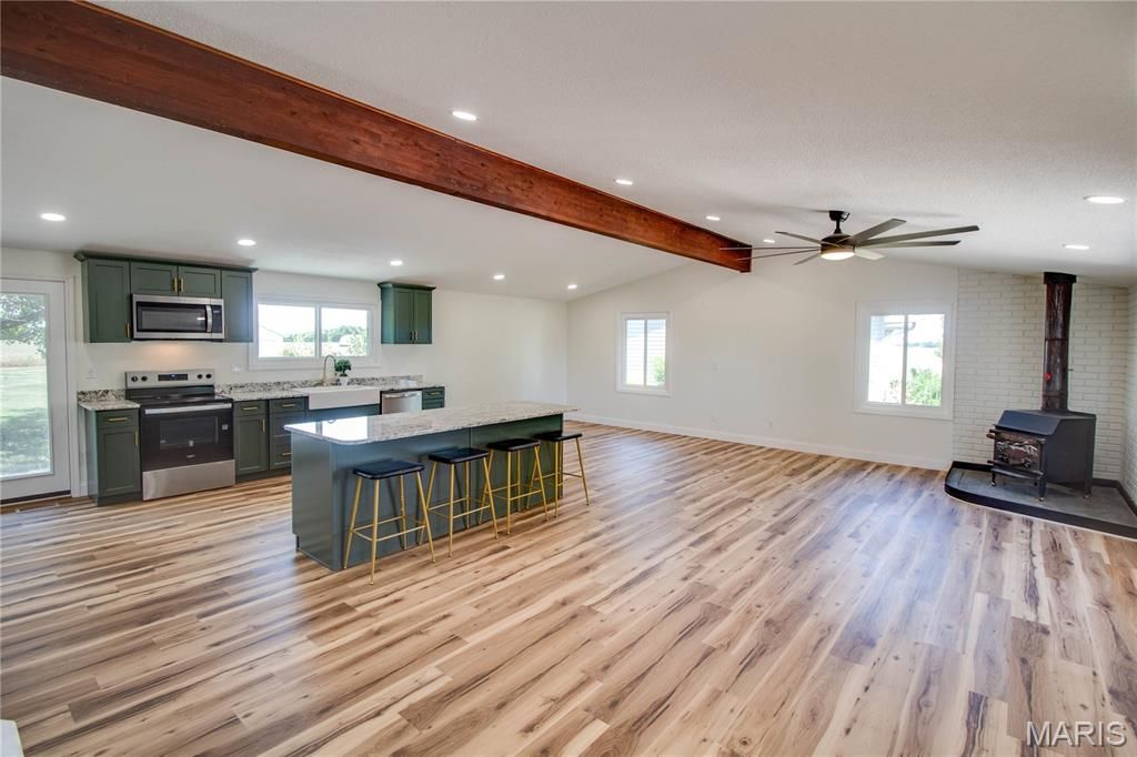 Image 6 of property listing at 24535 Us Highway 67, Jerseyville, IL 62052