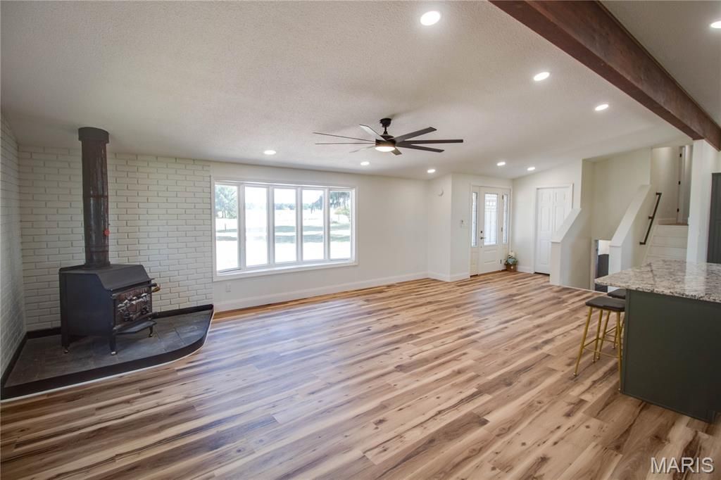 Image 7 of property listing at 24535 Us Highway 67, Jerseyville, IL 62052