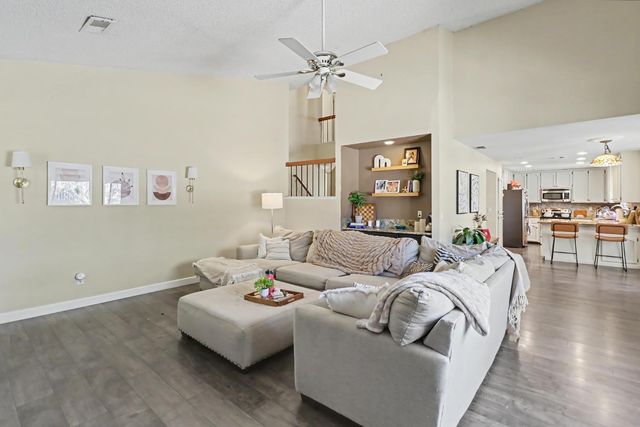 130 Willow Creek Dr, Folsom, CA 95630