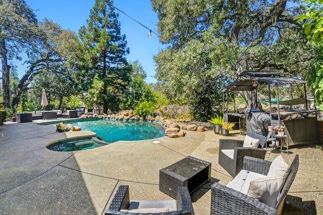 130 Willow Creek Dr, Folsom, CA 95630