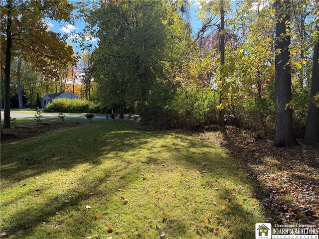 18 Middlesex Drive, Pomfret, NY 14063