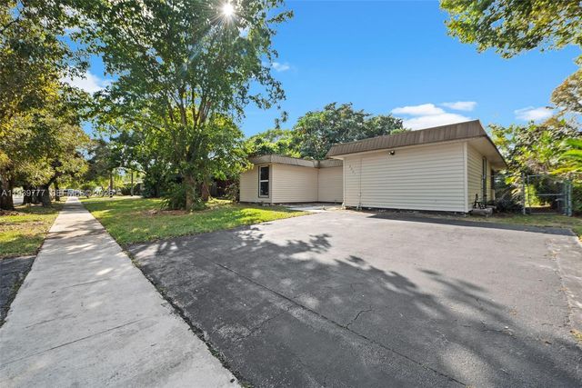 8001 NW 68th Ter, Tamarac, FL 33321