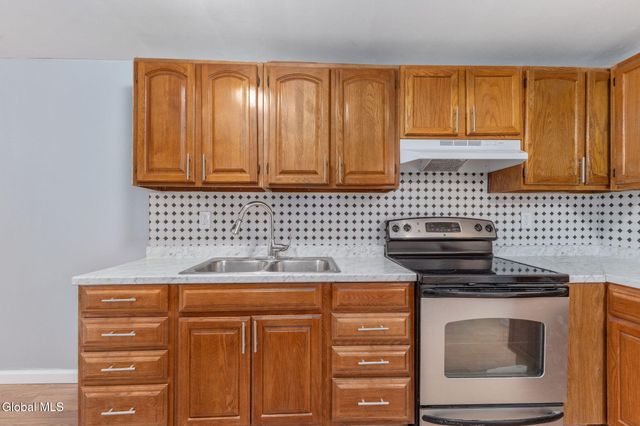 11 Jackson Place, Schenectady, NY 12308