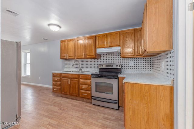 11 Jackson Place, Schenectady, NY 12308