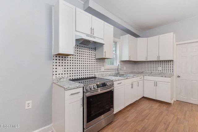 11 Jackson Place, Schenectady, NY 12308