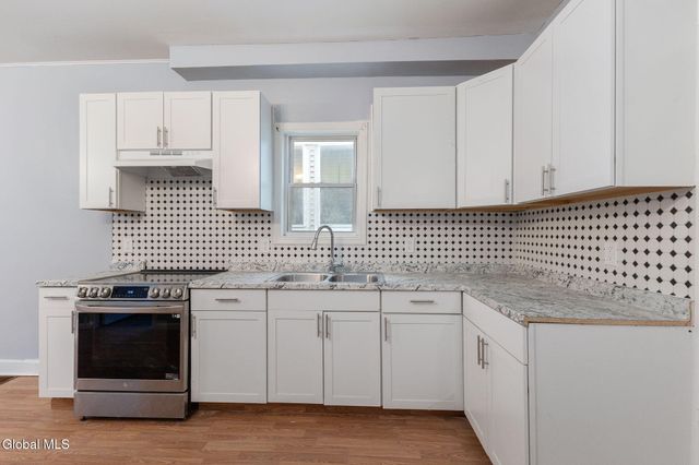 11 Jackson Place, Schenectady, NY 12308