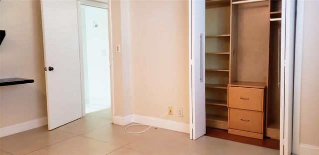 331 Lakeview Drive 206, Weston, FL 33326