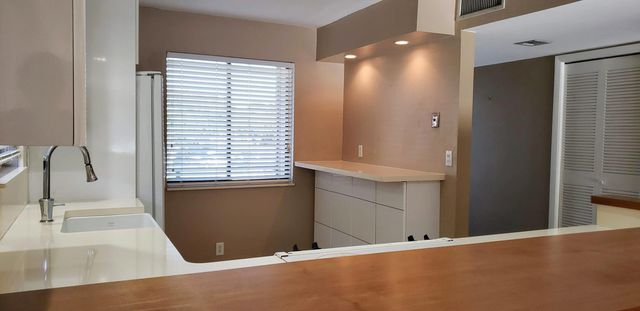 331 Lakeview Drive 206, Weston, FL 33326