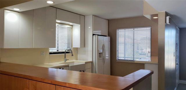 331 Lakeview Drive 206, Weston, FL 33326