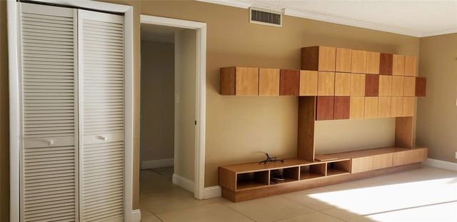 331 Lakeview Drive 206, Weston, FL 33326