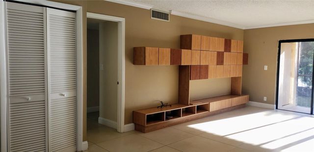 331 Lakeview Drive 206, Weston, FL 33326