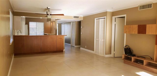 331 Lakeview Drive 206, Weston, FL 33326