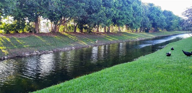 331 Lakeview Drive 206, Weston, FL 33326