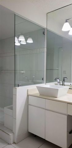 331 Lakeview Drive 206, Weston, FL 33326