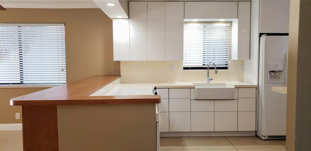 331 Lakeview Drive 206, Weston, FL 33326