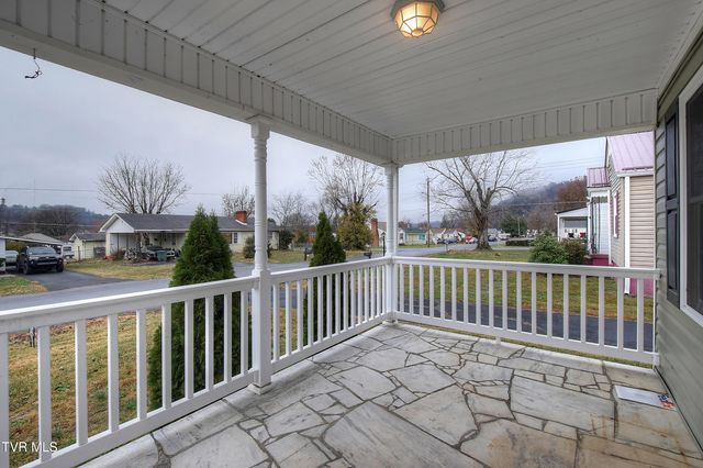 1004 Dejarnette Street, Elizabethton, TN 37643