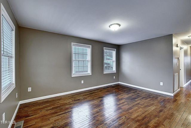 1004 Dejarnette Street, Elizabethton, TN 37643