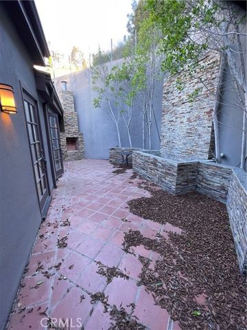 8655 Hillside, Los Angeles, CA 90069