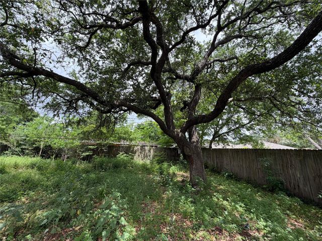 1110 18th Avenue N, Texas City, TX 77590