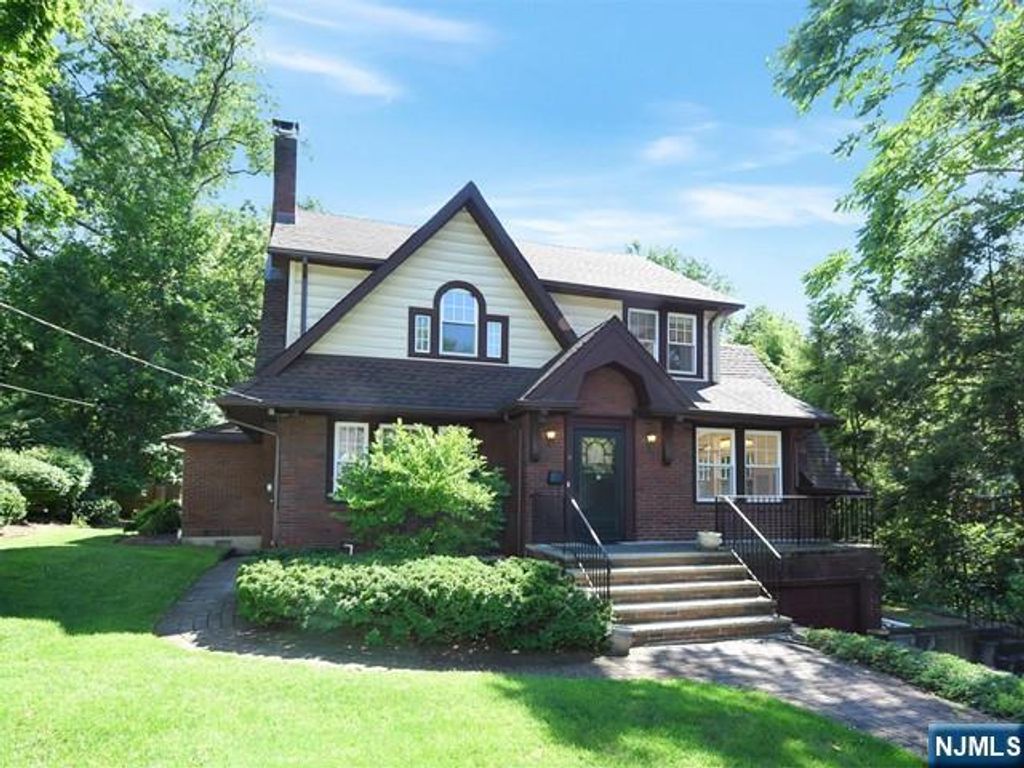 8 Laurel Avenue, Tenafly, NJ 07670