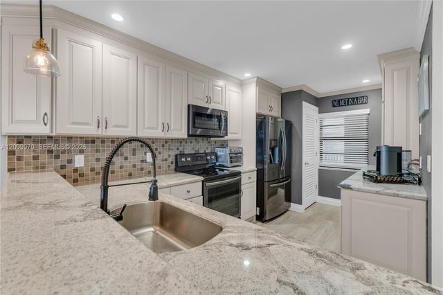 3100 NE 48th St PH6, Fort Lauderdale, FL 33308