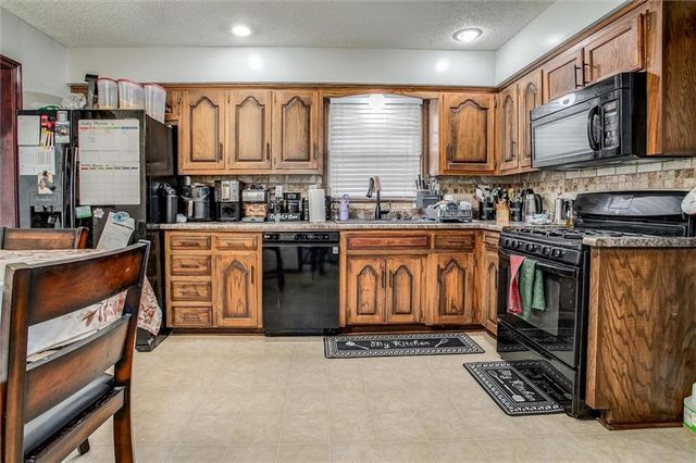 2829 Trenchard Drive, Independence, MO 64057