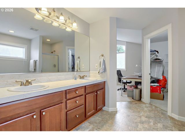 9113 Se NORTHPOINT Ct, Happy Valley, OR 97086