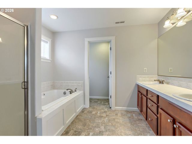 9113 Se NORTHPOINT Ct, Happy Valley, OR 97086