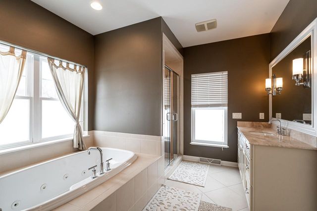 11945 N Sandhill CIRCLE, Mequon, WI 53092