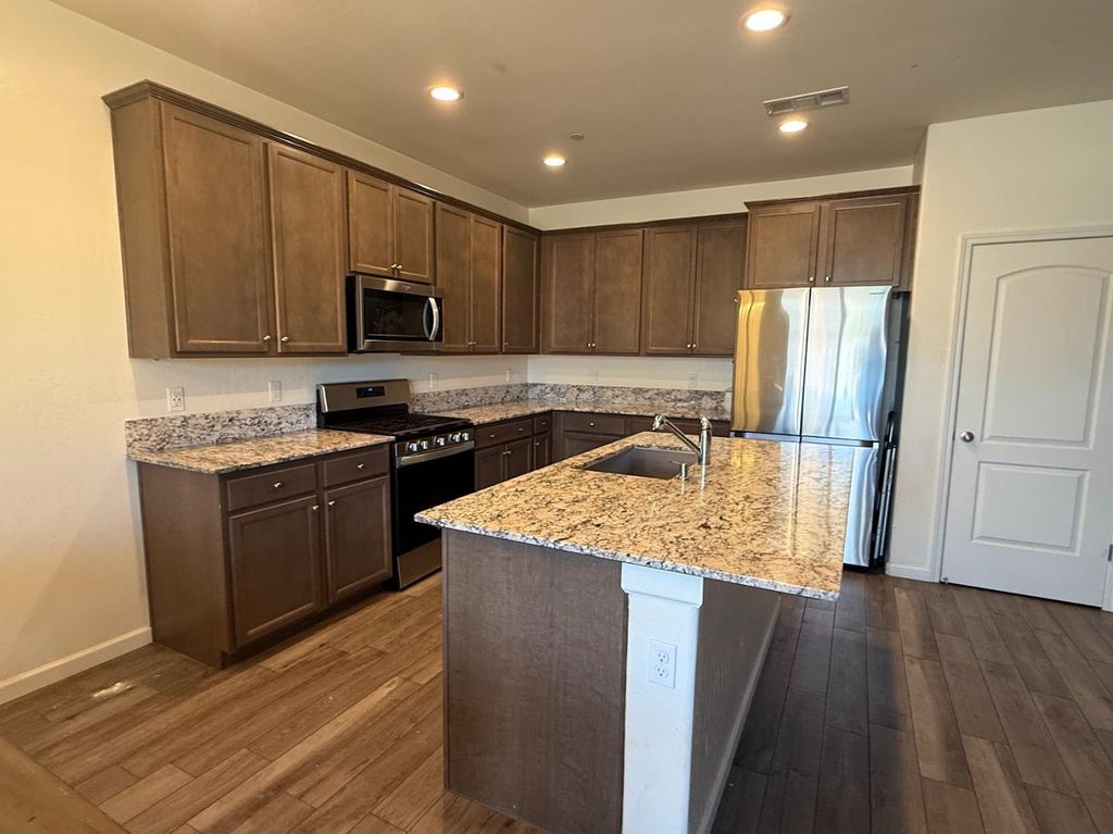 Image 4 of property listing at 2778 Jasmine Avenue, Reedley, CA 93654