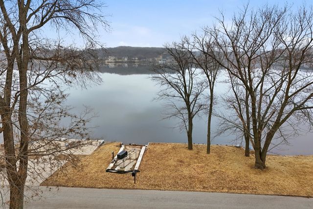 1313 Canal Shore Drive SW, Le Claire, IA 52753