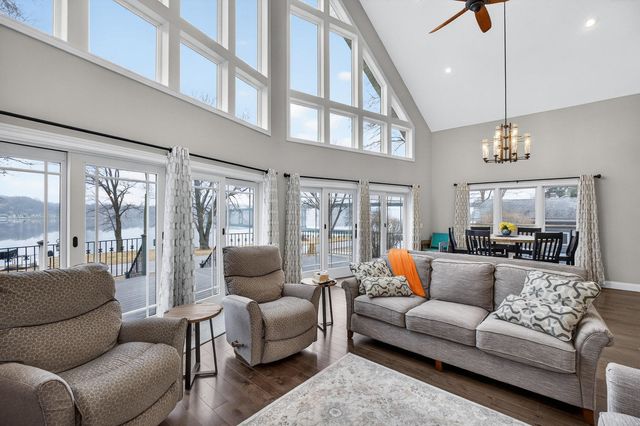 1313 Canal Shore Drive SW, Le Claire, IA 52753