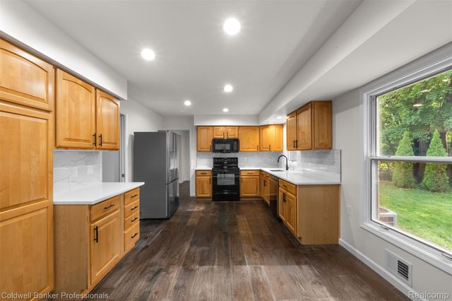 5890 Pinecroft Drive, West Bloomfield Charter Township, MI 48322