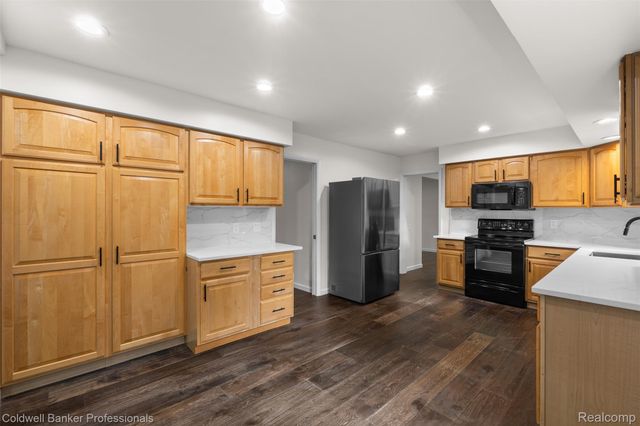 5890 Pinecroft Drive, West Bloomfield Charter Township, MI 48322