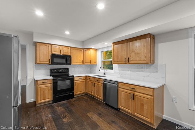5890 Pinecroft Drive, West Bloomfield Charter Township, MI 48322