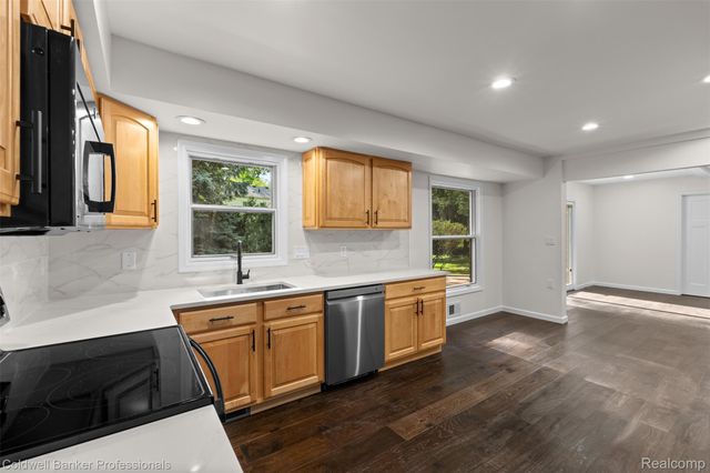 5890 Pinecroft Drive, West Bloomfield Charter Township, MI 48322