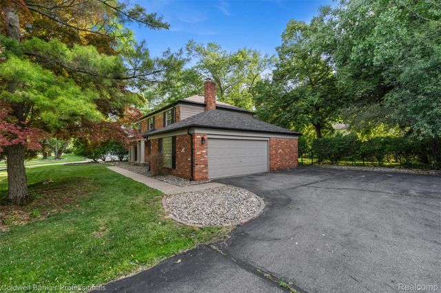 5890 Pinecroft Drive, West Bloomfield Charter Township, MI 48322