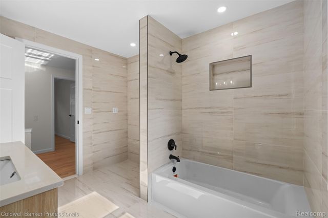 5890 Pinecroft Drive, West Bloomfield Charter Township, MI 48322