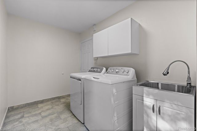 5890 Pinecroft Drive, West Bloomfield Charter Township, MI 48322