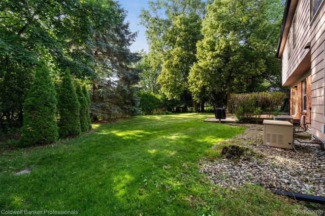 5890 Pinecroft Drive, West Bloomfield Charter Township, MI 48322