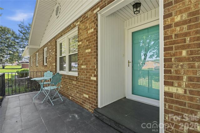 1690 26th Street NE, Hickory, NC 28601